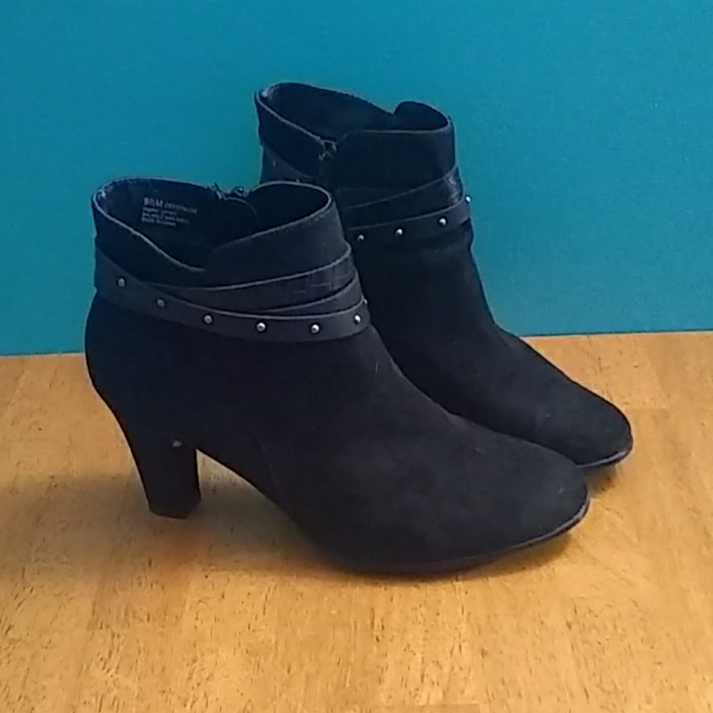 Low-heeled black booties